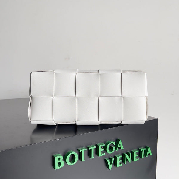 BV SMALL BRICK 24CM PELLE DI AGNELLO BIANCA