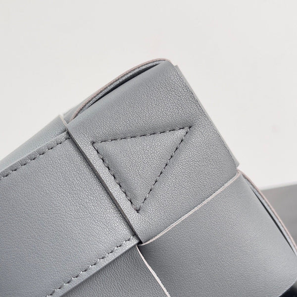 BV SMALL BRICK 24CM PELLE DI AGNELLO GRIGIA