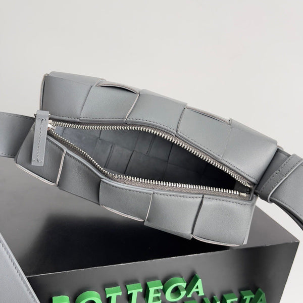 BV SMALL BRICK 24CM PELLE DI AGNELLO GRIGIA