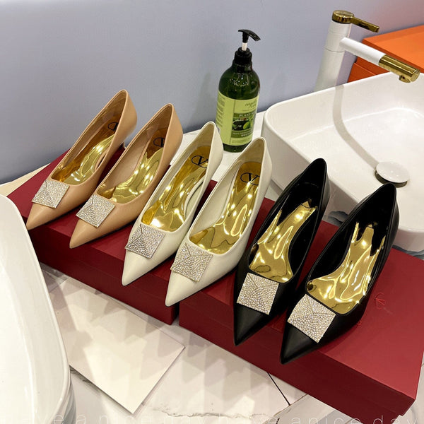 Décolleté in pelle bianca verniciata con un diamante