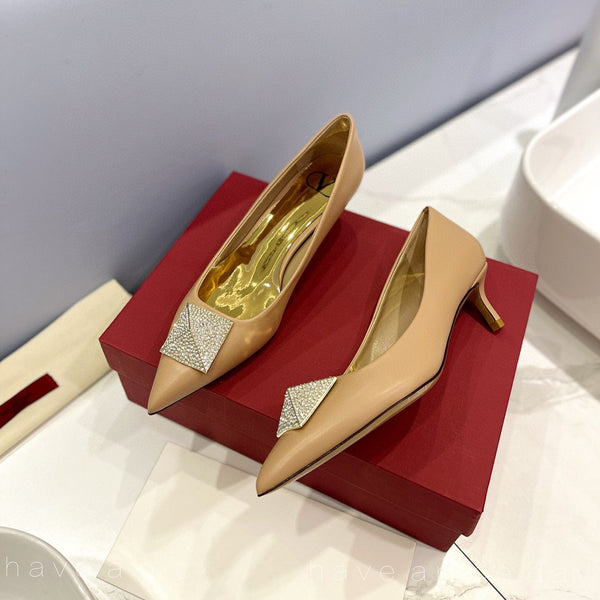 Décolleté in pelle beige verniciata con un diamante