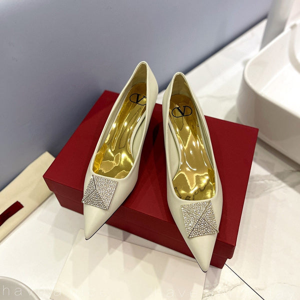 Décolleté in pelle bianca verniciata con un diamante