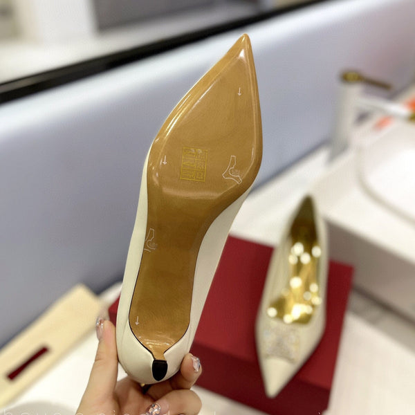 Décolleté in pelle bianca verniciata con un diamante