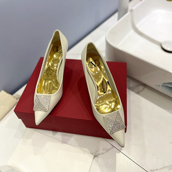 Décolleté in pelle bianca verniciata con un diamante