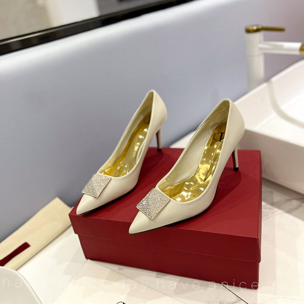 Décolleté in pelle bianca verniciata con un diamante