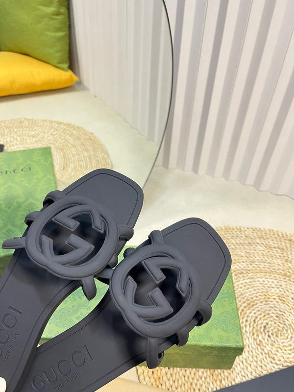 GG Interlocking G slide sandal black rubber