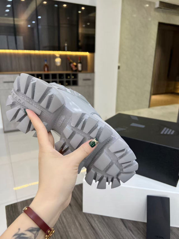 Sneakers Prada Cloudbust Thunder in tessuto lavorato a maglia bianco misto grigio perla