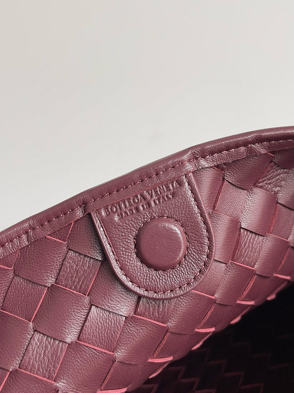SARDINE 39 WITH CHAIN IN BAROLO LAMBSKIN