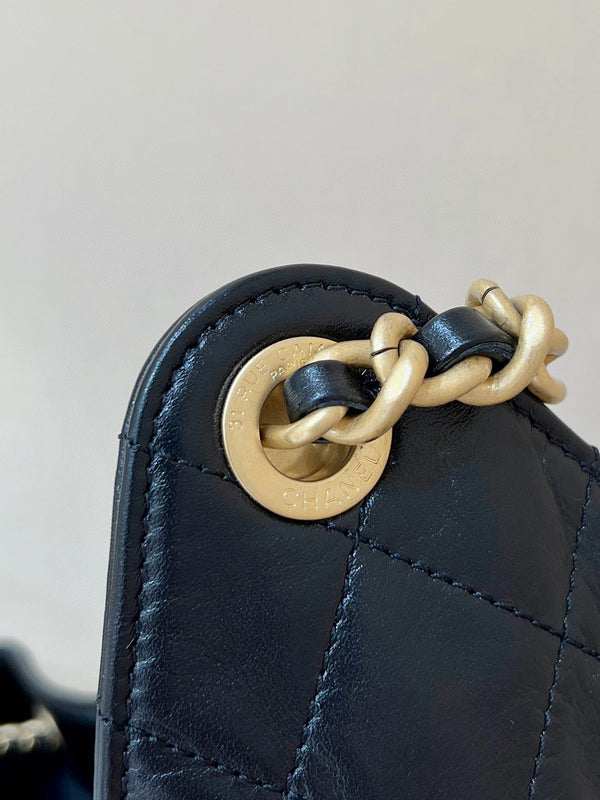 Borsa Hobo CC 25C grande 40 cm in pelle di vitello lucida nera con finiture dorate