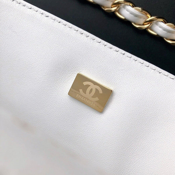 CLASSIC FLAP 30 WHITE LAMBSKIN LIGHT GOLD HARDWARE