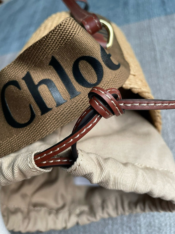 Borsa a secchiello Chloe Small Woody con manico superiore, 16 cm, in lino e pelle di vitello marrone