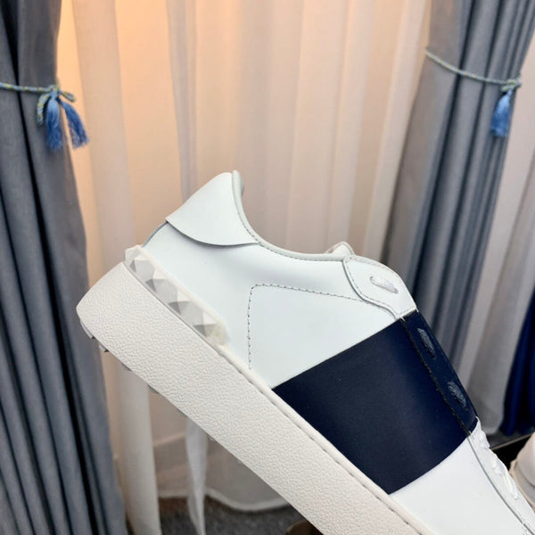 Sneaker Rockstud in pelle di vitello bianca e nera