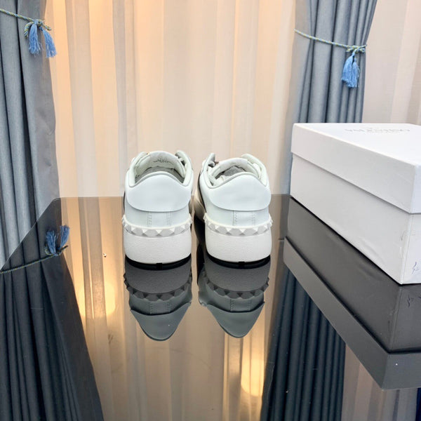 Sneaker Rockstud in pelle di vitello bianca e nera