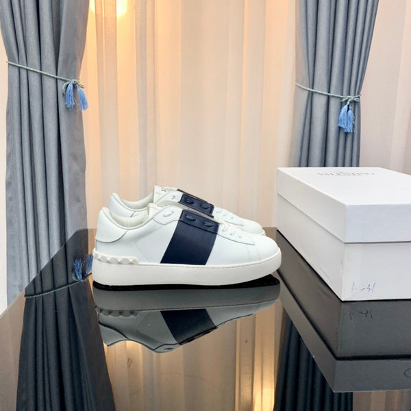 Sneaker Rockstud in pelle di vitello bianca e nera