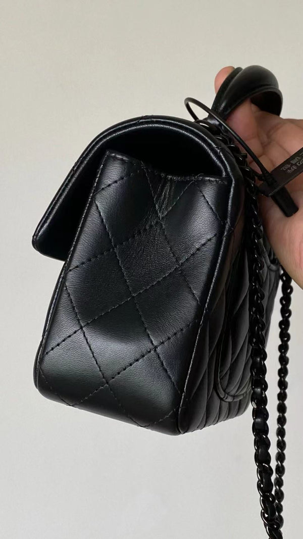 Borsa a tracolla 25C Mini con manico superiore 20 cm in pelle di agnello nera, hardware nero, versione premium