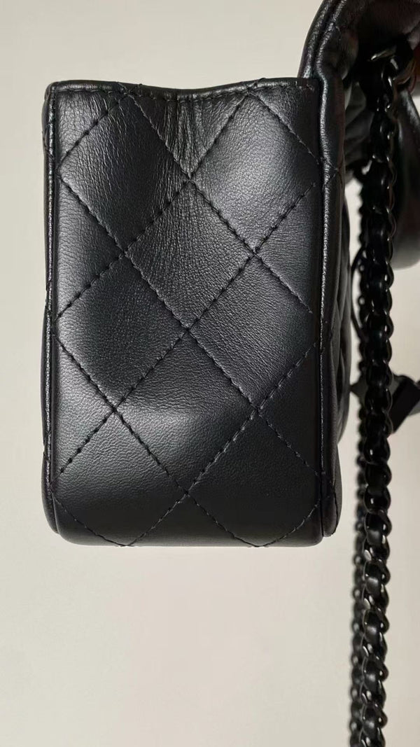 Borsa a tracolla 25C Mini con manico superiore 20 cm in pelle di agnello nera, hardware nero, versione premium