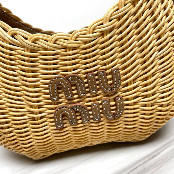 MIU WANDER 20 WICKER HOBO BAG IN TAN/ CAMERAL TAN