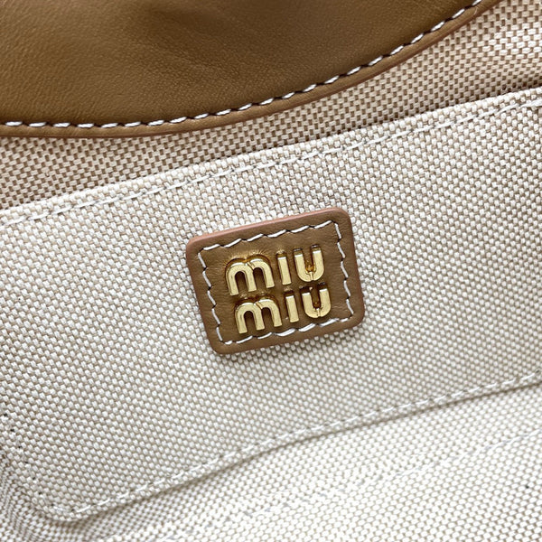 MIU WANDER 20 WICKER HOBO BAG IN TAN/ CAMERAL TAN