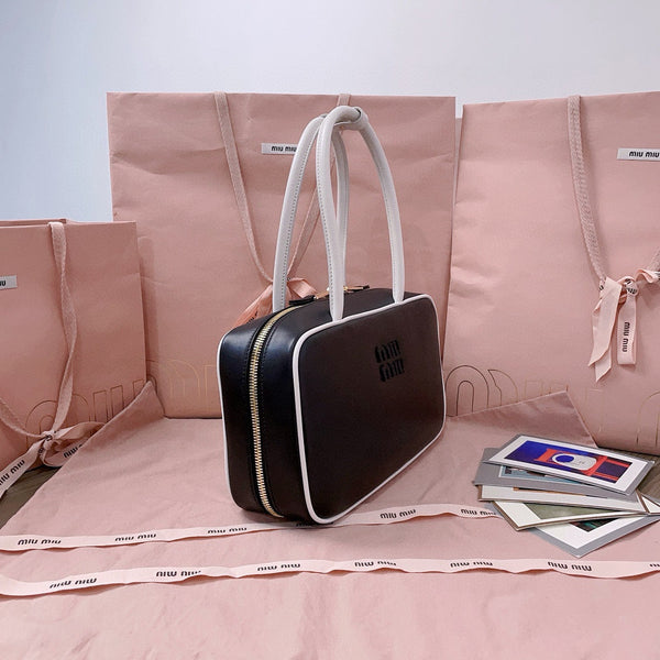 Borsa a tracolla Miu Miu Beau in pelle nera con finiture dorate