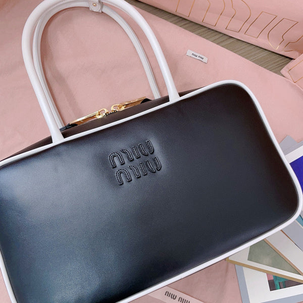 Borsa a tracolla Miu Miu Beau in pelle nera con finiture dorate