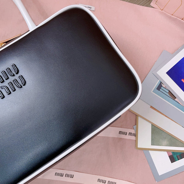 Borsa a tracolla Miu Miu Beau in pelle nera con finiture dorate