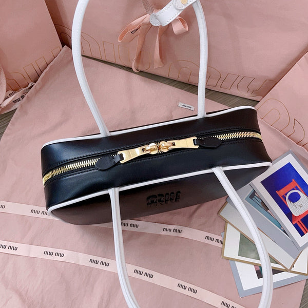 Borsa a tracolla Miu Miu Beau in pelle nera con finiture dorate