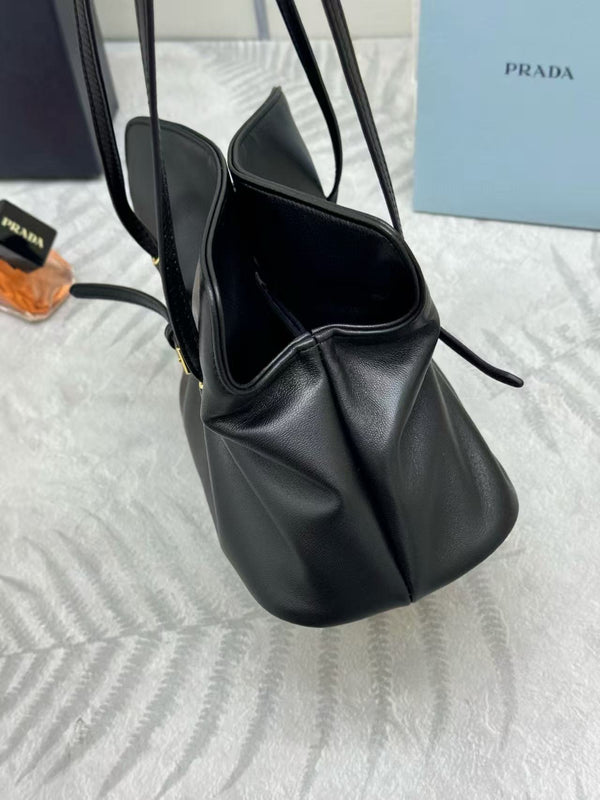 Sac Cloud Prada 25 cm en peau de mouton noire