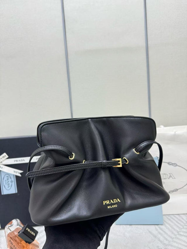 Sac Cloud Prada 25 cm en peau de mouton noire