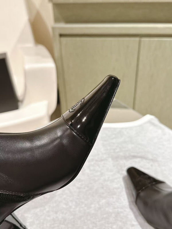 Stivali alti fino al ginocchio con punta affilata e tacco spesso in pelle di pecora nera da 50 mm