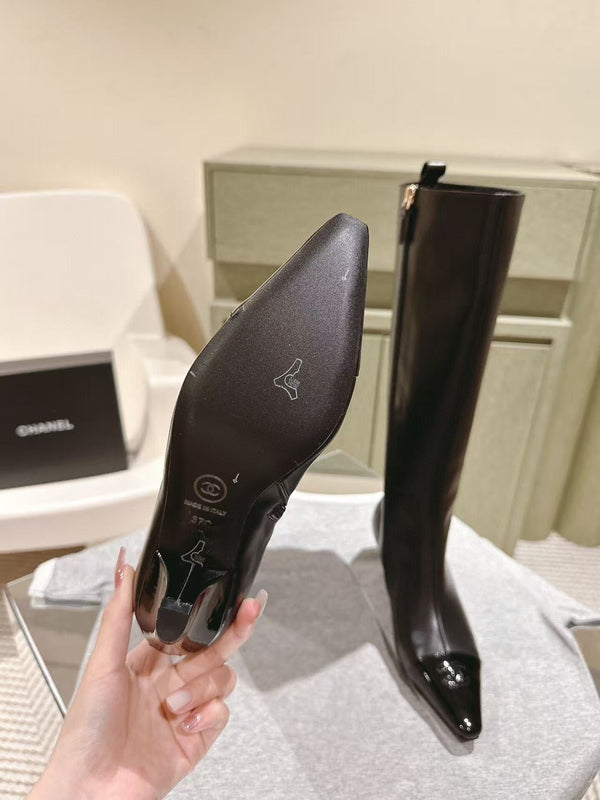 Stivali alti fino al ginocchio con punta affilata e tacco spesso in pelle di pecora nera da 50 mm