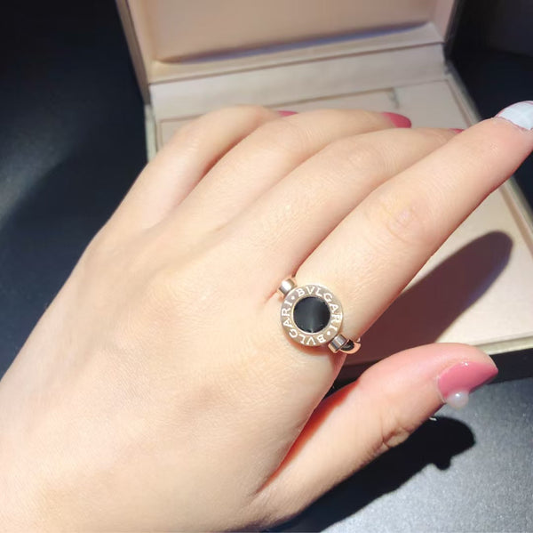 Bague Bvlgari Rose Gold Flip sertie de nacre et d'onyx
