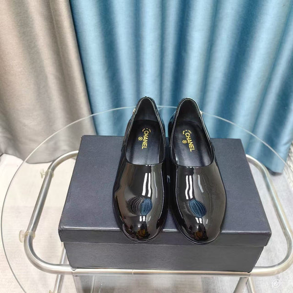 Mocassins Chanel 2025 en cuir verni noir