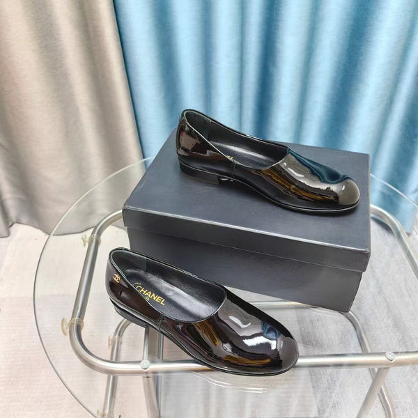 Mocassins Chanel 2025 en cuir verni noir