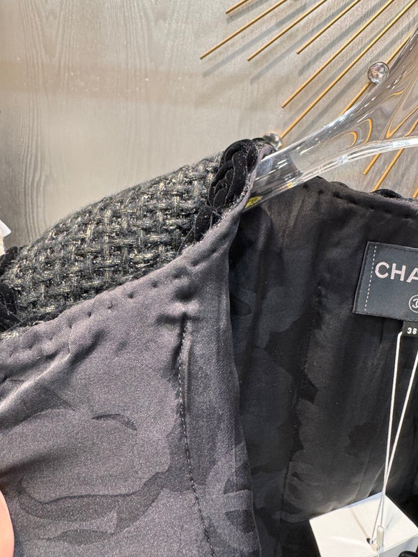 Veste en tweed noir Chanel 2025 à quatre poches et bordure en velours