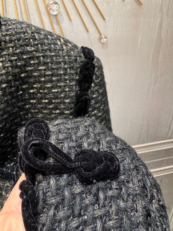 Veste en tweed noir Chanel 2025 à quatre poches et bordure en velours