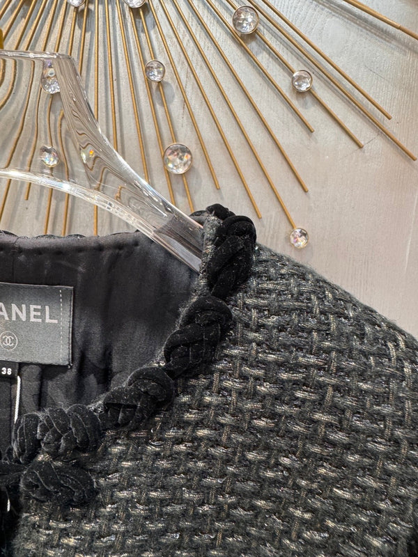 Veste en tweed noir Chanel 2025 à quatre poches et bordure en velours