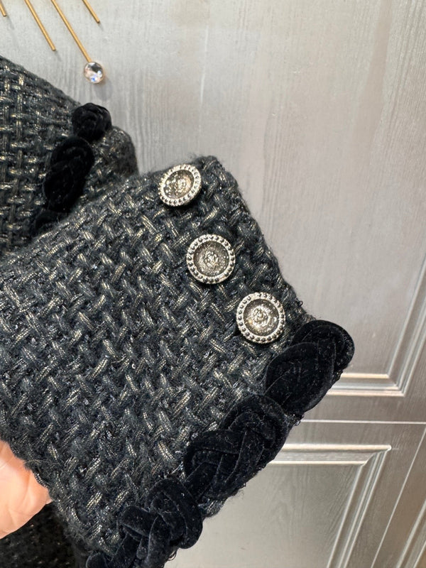 Veste en tweed noir Chanel 2025 à quatre poches et bordure en velours