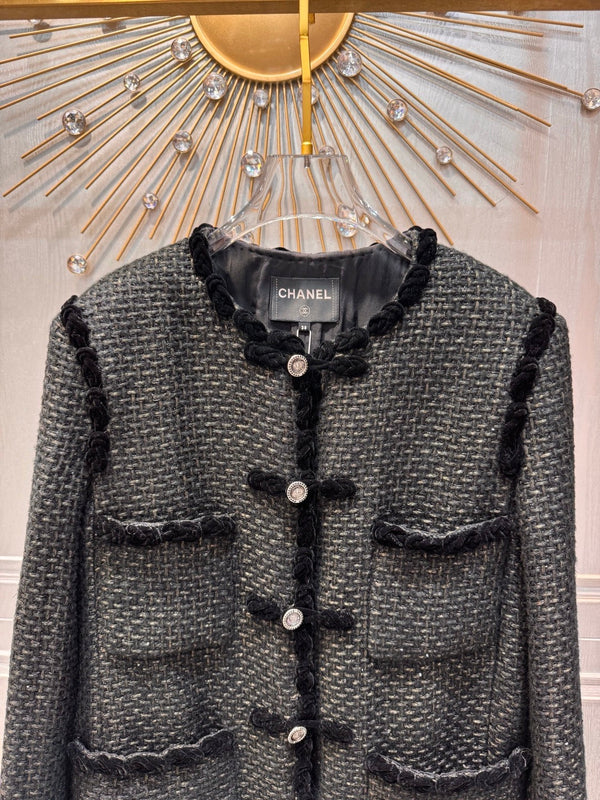 Veste en tweed noir Chanel 2025 à quatre poches et bordure en velours