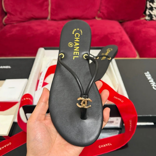 Chanel Sandales Thong 2026 Cuir de veau noir et or