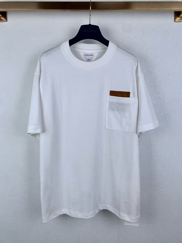 BV T-shirt with a leather-trimmed chest pocket in Cotton
