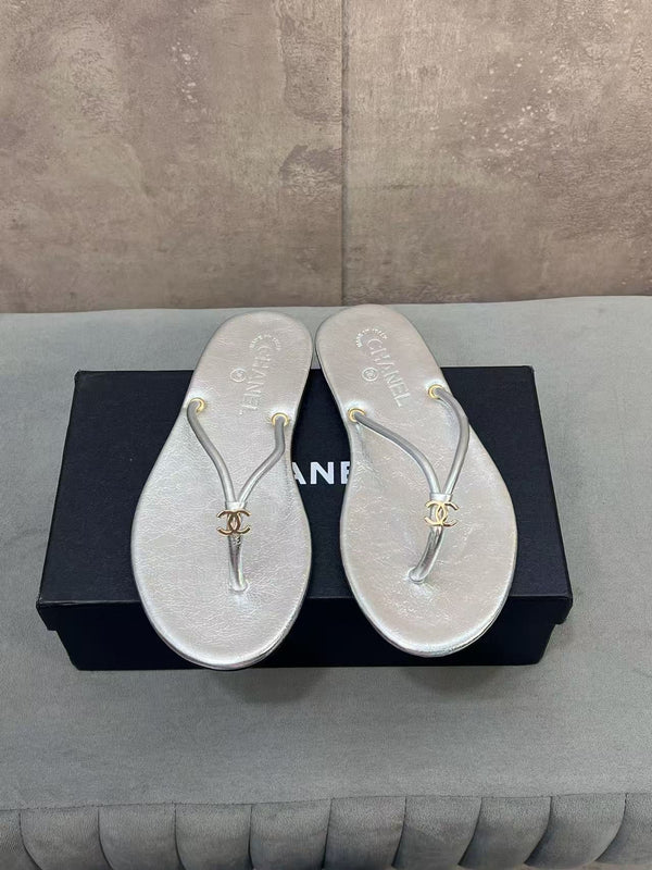 CC 26ss Flip-Flops Silver Metalic Calfskin