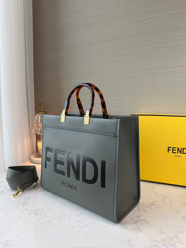 BORSA TOTE SHINE 40 IN PELLE DI VITELLO GOFFRATA VERDE PIETRA