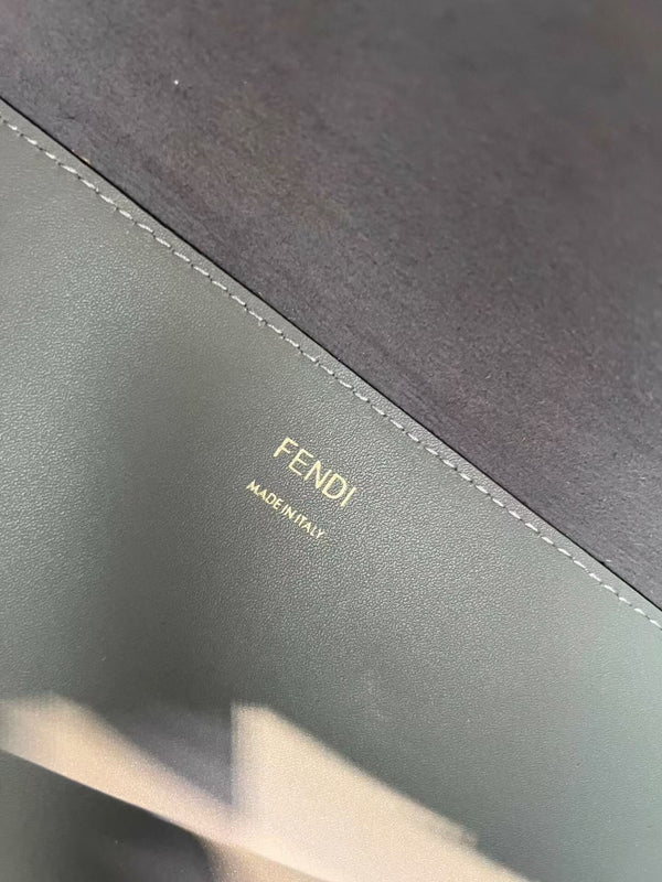 BORSA TOTE SHINE 40 IN PELLE DI VITELLO GOFFRATA VERDE PIETRA