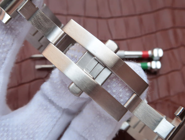 BALLON BLEU DATE 42 SILVER DIAL DIAMOND NUMERALS