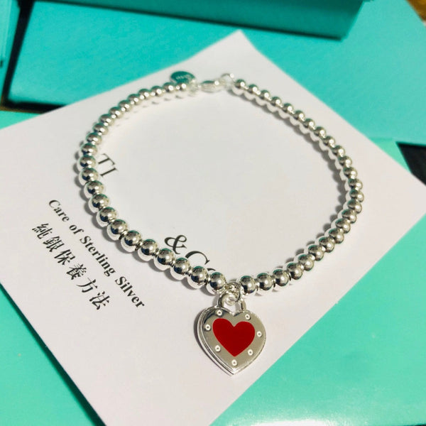 BRACCIALE CON PERLINE E ETICHETTA A CUORE ROSSO TIFFANY