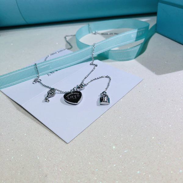 COLLANA CON CHIAVE E TARGHETTA A CUORE DELL'AMORE