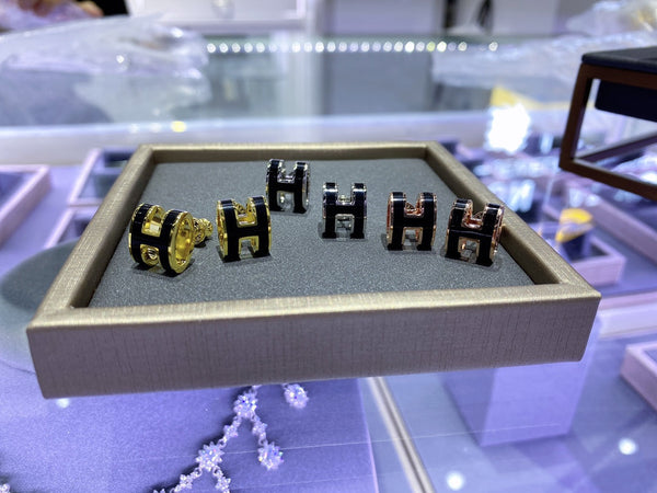 CLASSIC BLACK H ENAMEL OVAL STUD EARRINGS