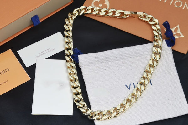 COLLANA CON MAGLIA A CATENA E MOTIVO MONOGRAMMA, FERRAMENTA COLOR ORO