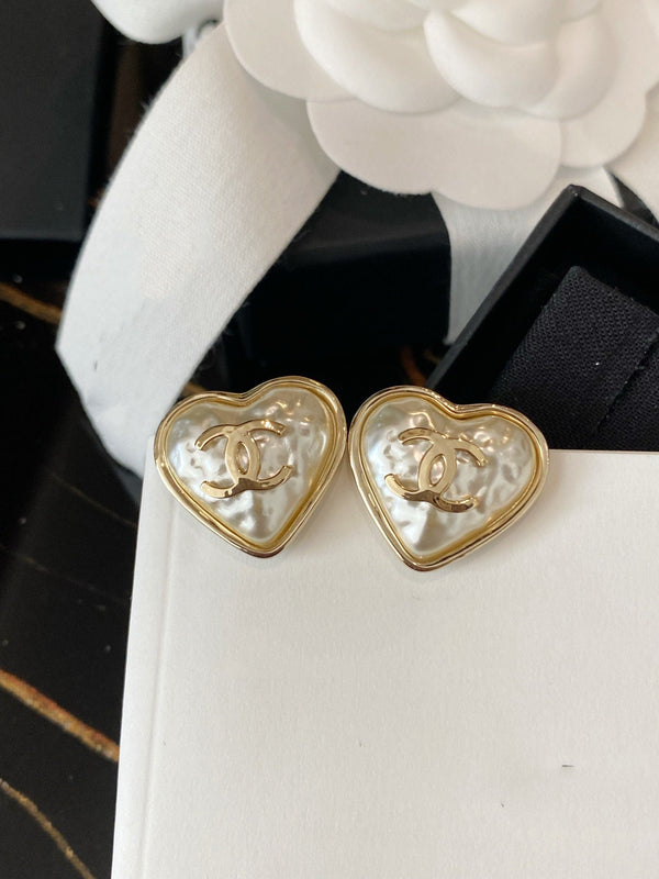 ORECCHINI A FORMA DI CUORE CON DOPPIA C IN ORO