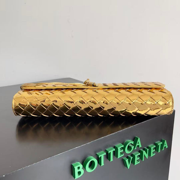 Pochette longue BV Andiamo avec anse 31cm en cuir de veau métallisé doré